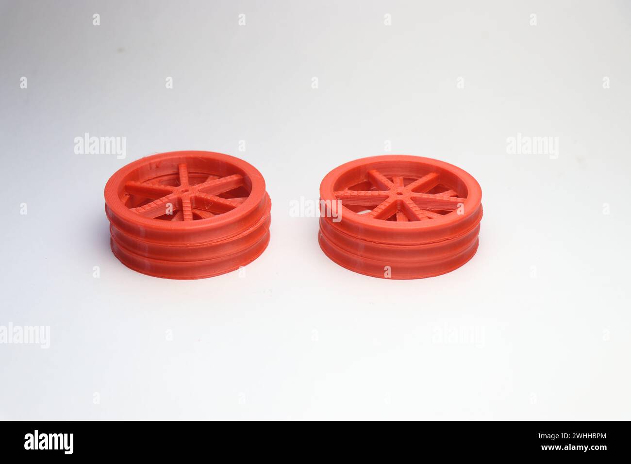 Jeu de roues pour les projets électroniques de loisir imprimés avec filament pla et utilisant une imprimante 3D isolée sur fond blanc Banque D'Images