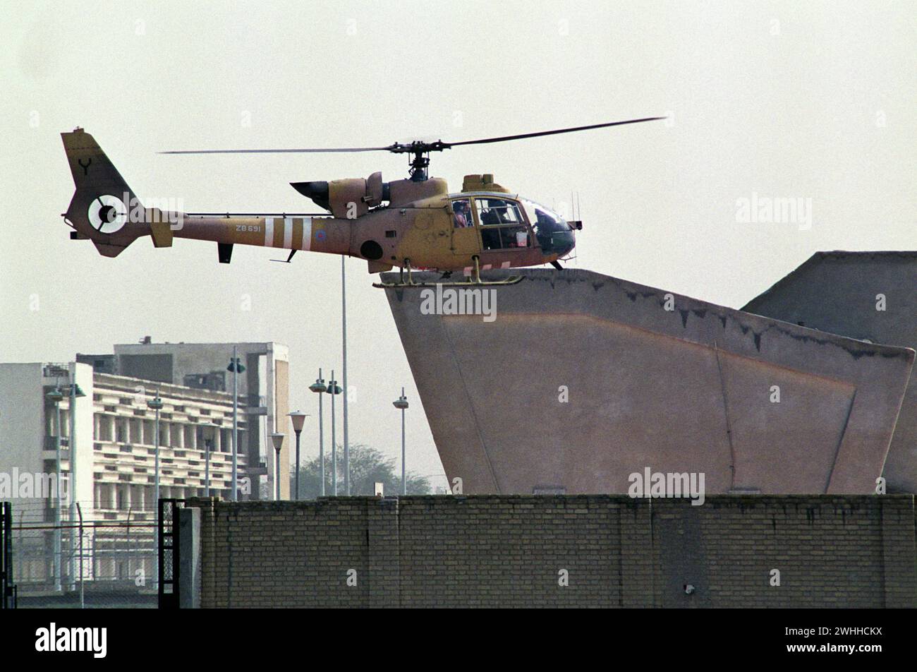 6 mars 1991 Un hélicoptère Gazelle de l'armée britannique ferries ambassadeur britannique Michael Weston pour répondre à John Major, et le Prince dans la ville de Koweït. Banque D'Images