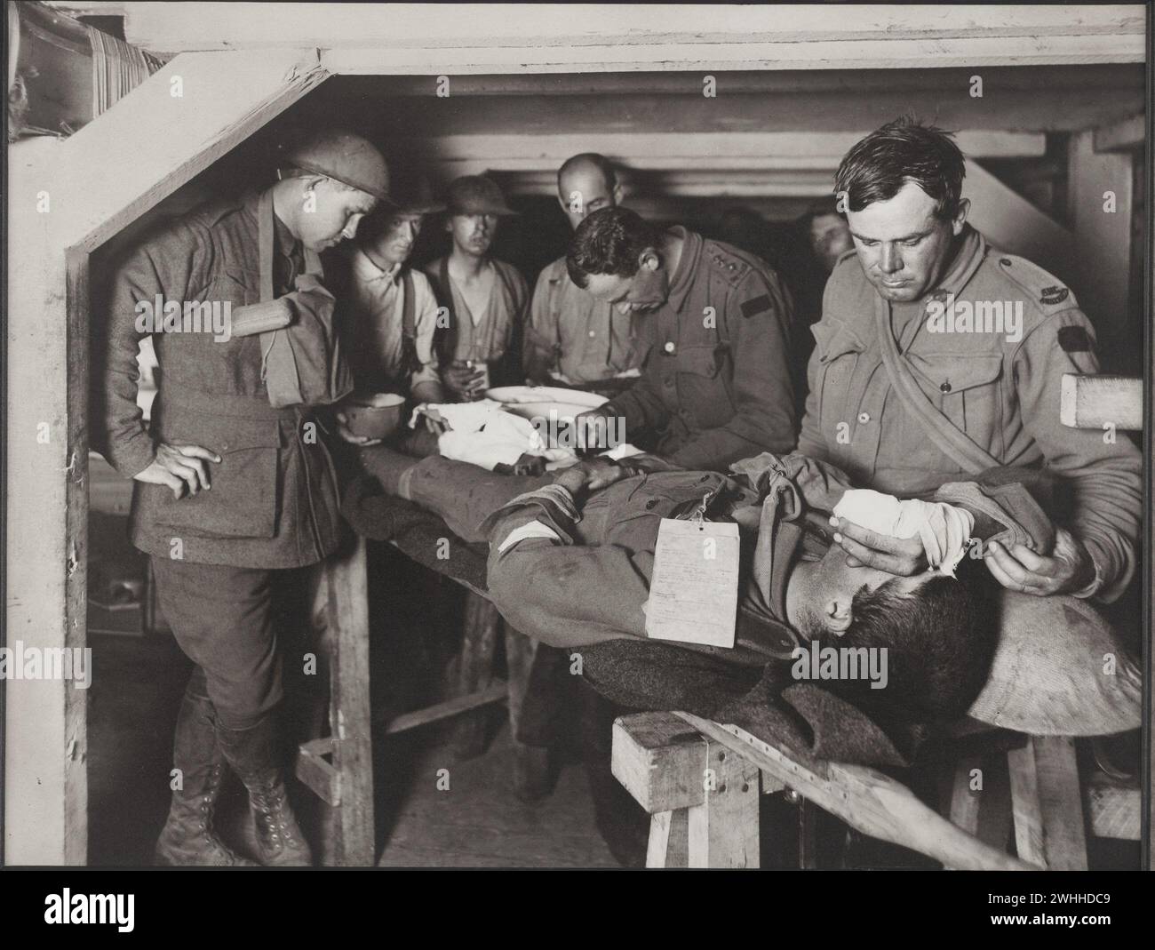 Première Guerre mondiale Belgique : un cas de brancard. Prise en charge d'un cas grièvement blessé dans un poste de dressage avancé. 1917-1918 photo du Capt F.Hurley Banque D'Images