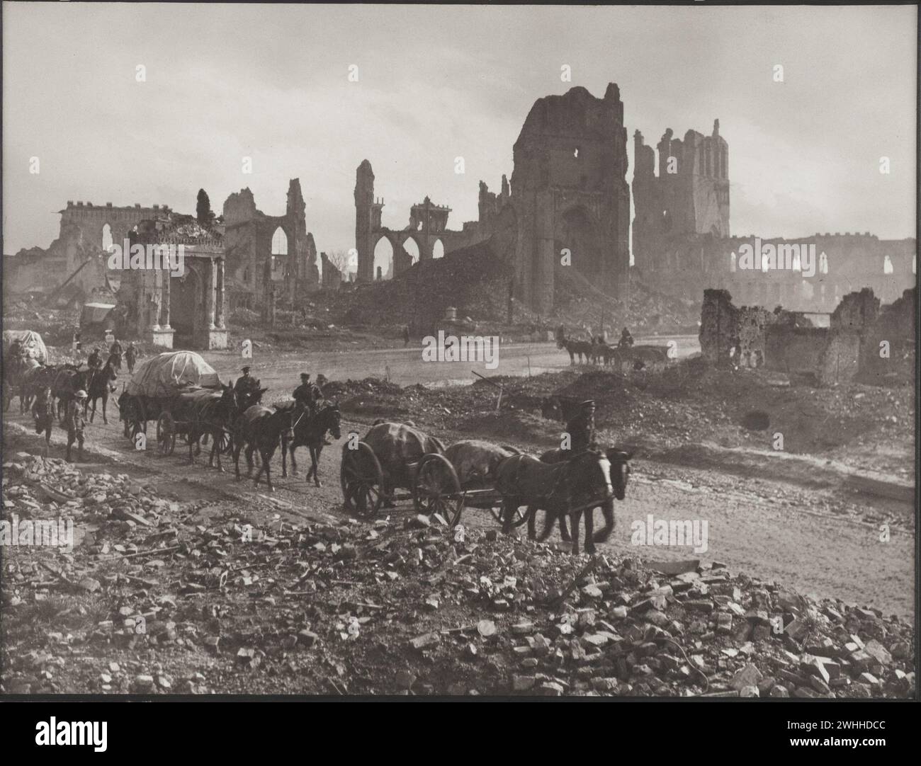 Première Guerre mondiale Belgique : les ruines de la salle des draps (extrême droite), la cathédrale (centre), et le palais épiscopal (gauche), Ypres. 1917-1918 photo du Capt F.Hurley Banque D'Images