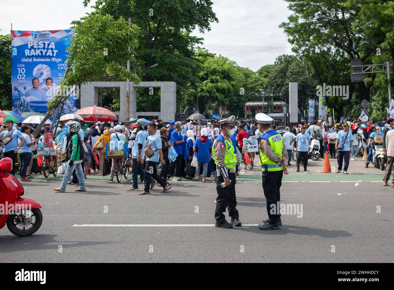 JAKARTA, INDONÉSIE - 10 FÉVRIER 2024 : des partisans de MM. Prabowo Subianto et Gibran Rakabuming Raka sont vus dans les rues de Jakarta, Indonésie. Banque D'Images