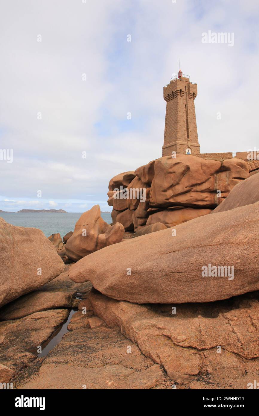 Phare hommes Ruz, Granit Rose Coast, Bretagne. Banque D'Images