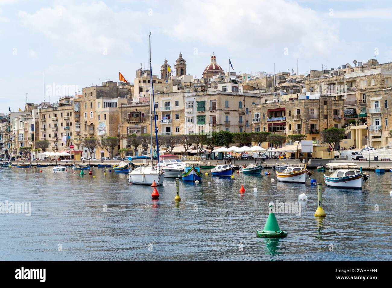 Senglea, Malte - 10 juin 2016 : bateaux amarrés à Dockyard Creek sur le front de mer de Senglea. Banque D'Images