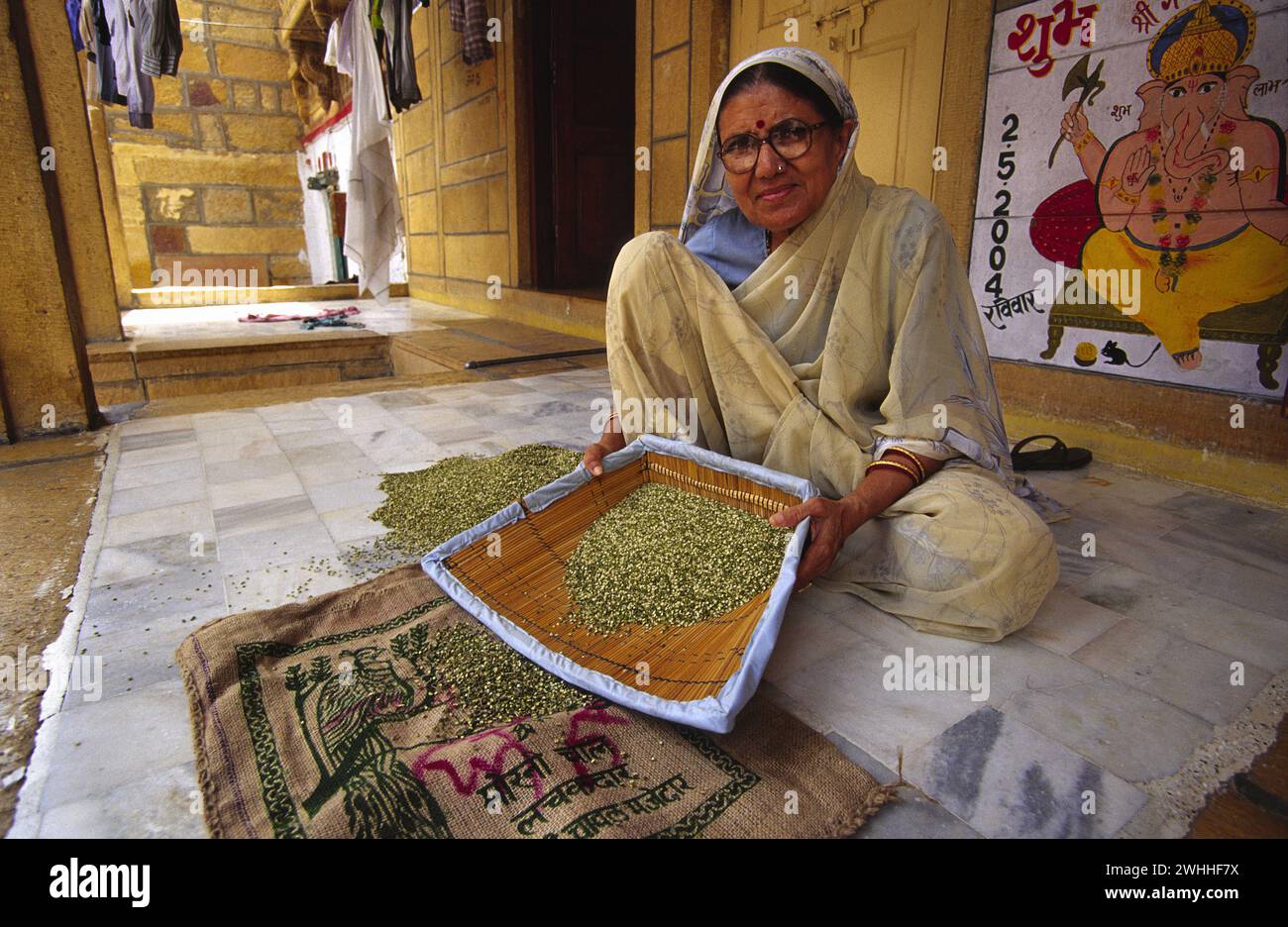 Separando la cascara del arroz.Ciudad de Jailsalmer.Desierto del Thar.Rajastan. Inde. Banque D'Images