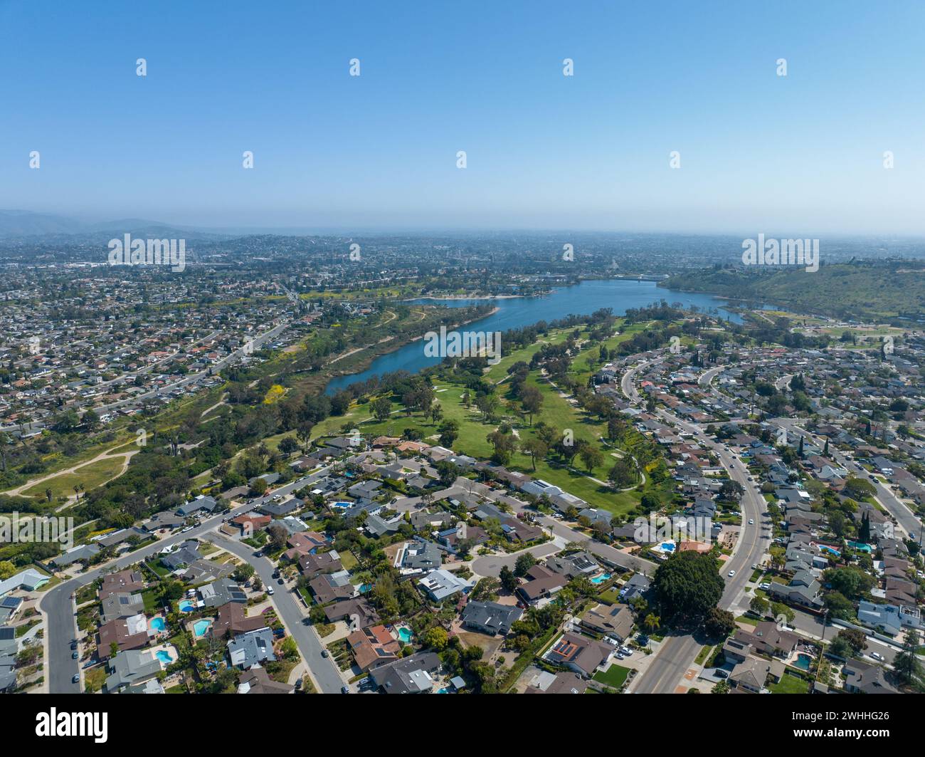 Vue aérienne de la maison autour du réservoir du lac Murray à San Diego, Californie Banque D'Images