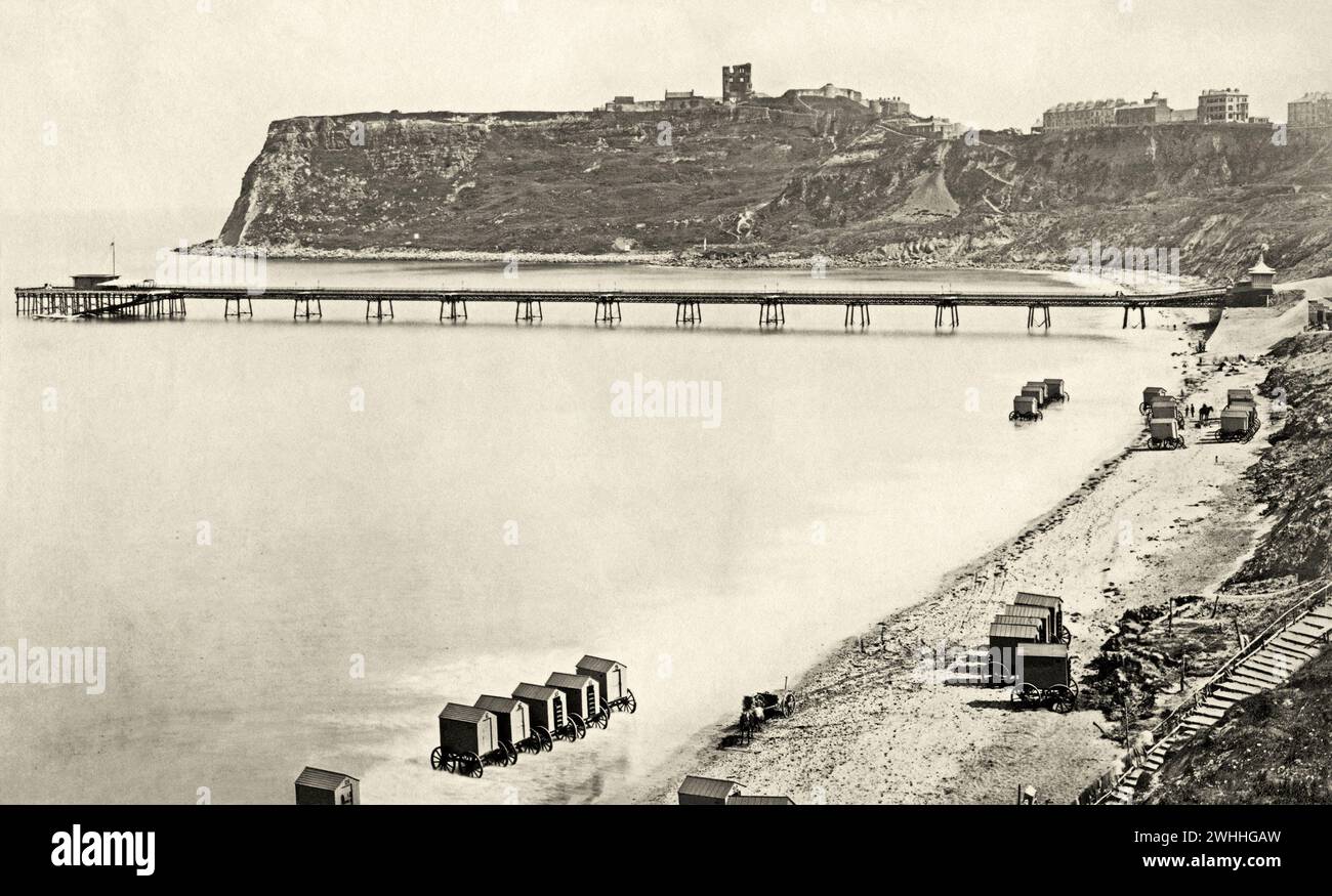 Une vieille vue victorienne de Scarborough North Pier, un bateau à vapeur et un quai de promenade, à North Bay, Scarborough, North Yorkshire, Angleterre, UK c.1880. Cette vue montre également des machines à se baigner (changer de cabanes sur roues) sur la plage. Conçu par Eugenius Birch, le quai a été ouvert en 1869. En 1905, il a fait naufrage dans une tempête ne laissant que le pavillon d'entrée et une tête de jetée isolée. Plus tard, la tête de la jetée a été démolie laissant le bâtiment d'entrée, lui-même démoli en 1914. Banque D'Images