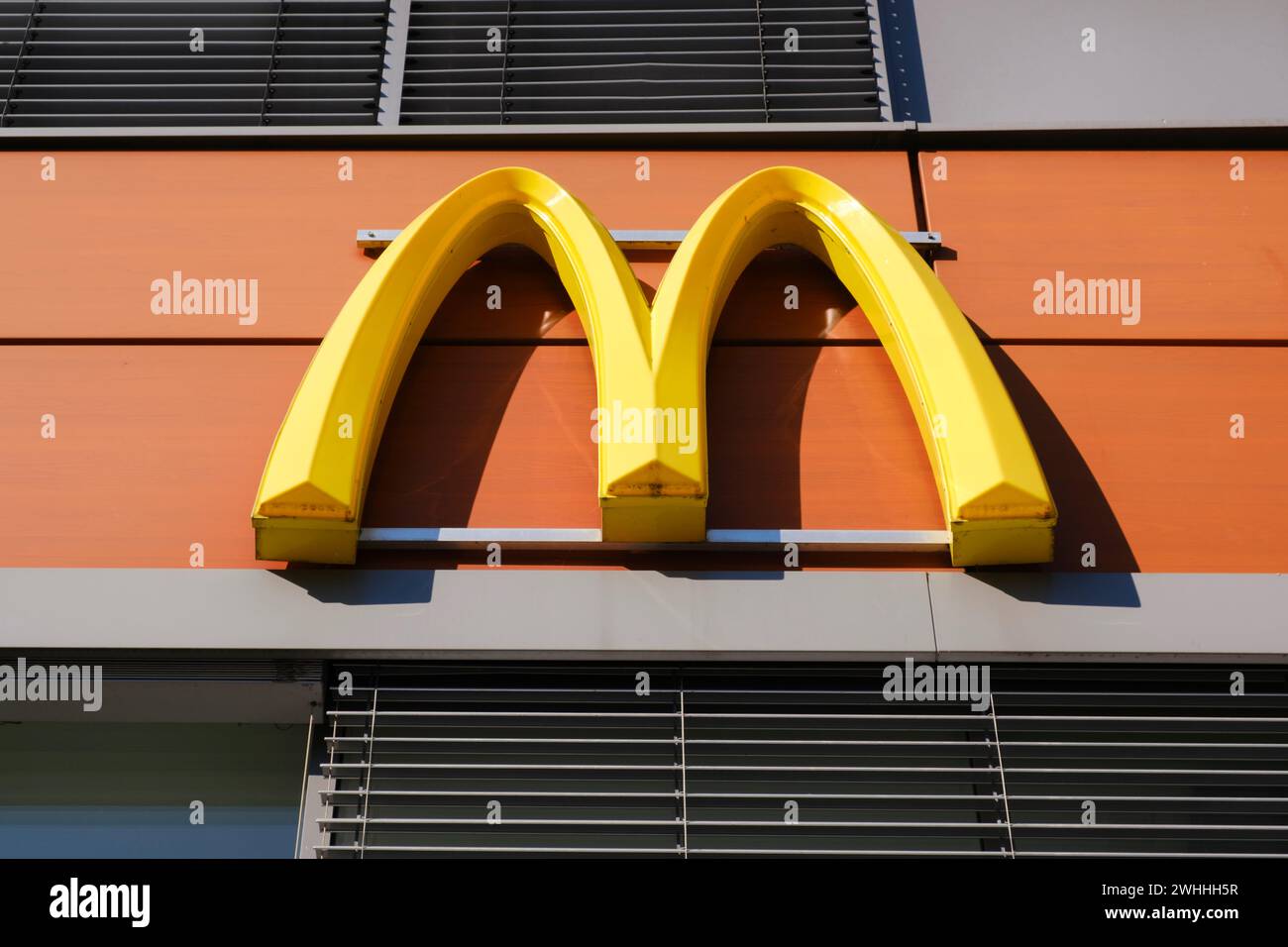 Façade avec chant et logo de McDonald Banque D'Images