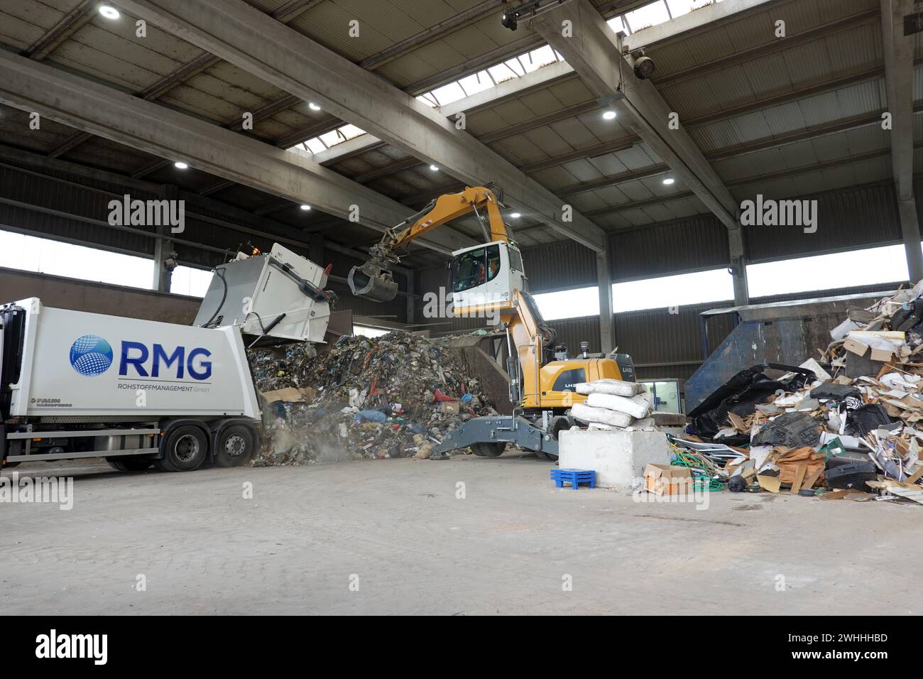 Centre de gestion des déchets du quartier d'Euskirchen - camion à ordures vide les déchets résiduels dans un hall où ils sont collectés pour Banque D'Images