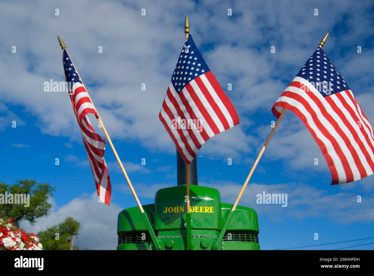 Tracteur avec drapeaux américains, St Paul Rodeo Parade, St Paul, Oregon Banque D'Images