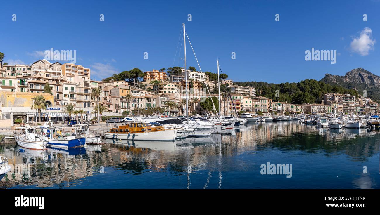 Bateaux traditionnels devant le quartier de Santa Catalina Banque D'Images