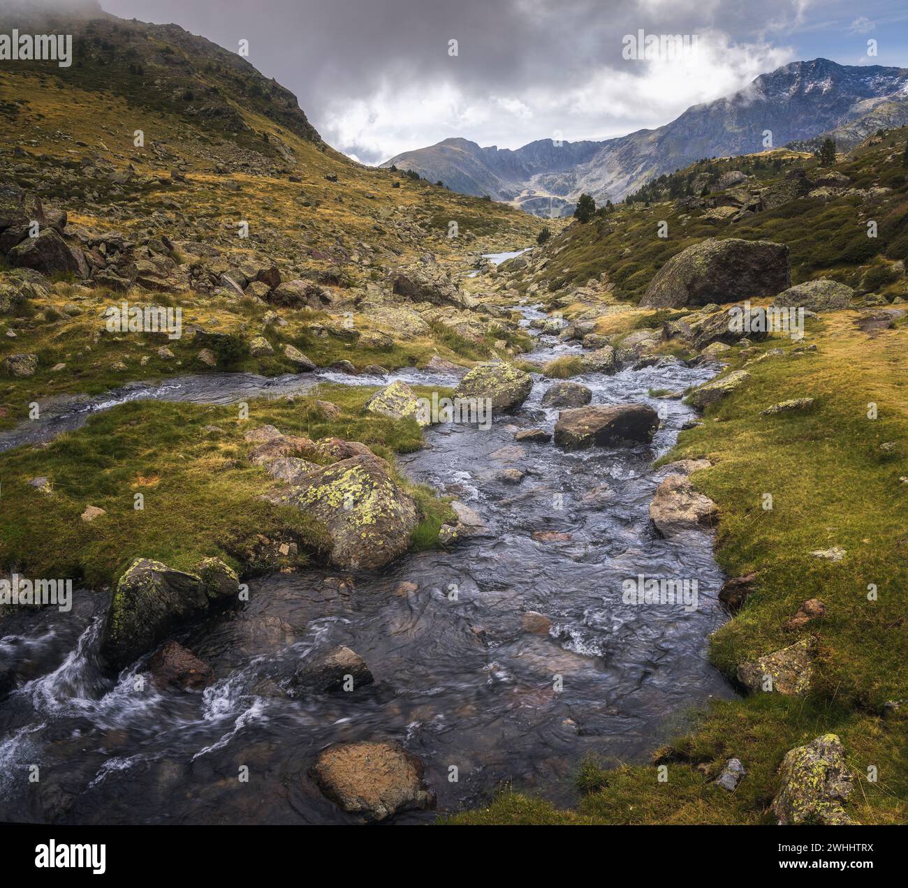 Ruisseau coulant vers le lac Tristaina dans les Pyrénées, Andorre Banque D'Images