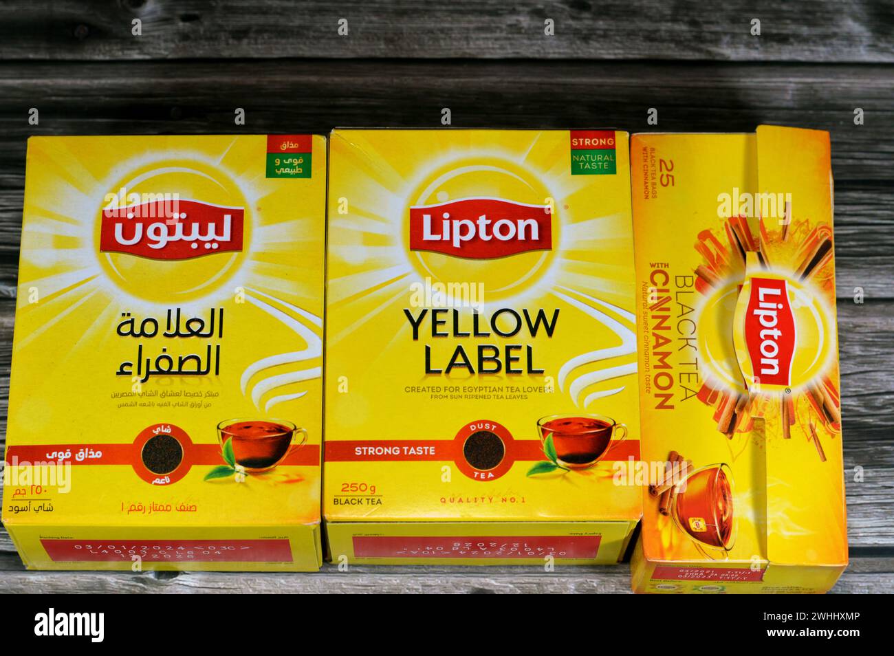 Le Caire, Égypte, 7 février 2024 : thé noir Lipton et au goût de cannelle, somme de feuilles de thé mûres, Lipton, une marque de thé britannique américaine, propriété de Banque D'Images