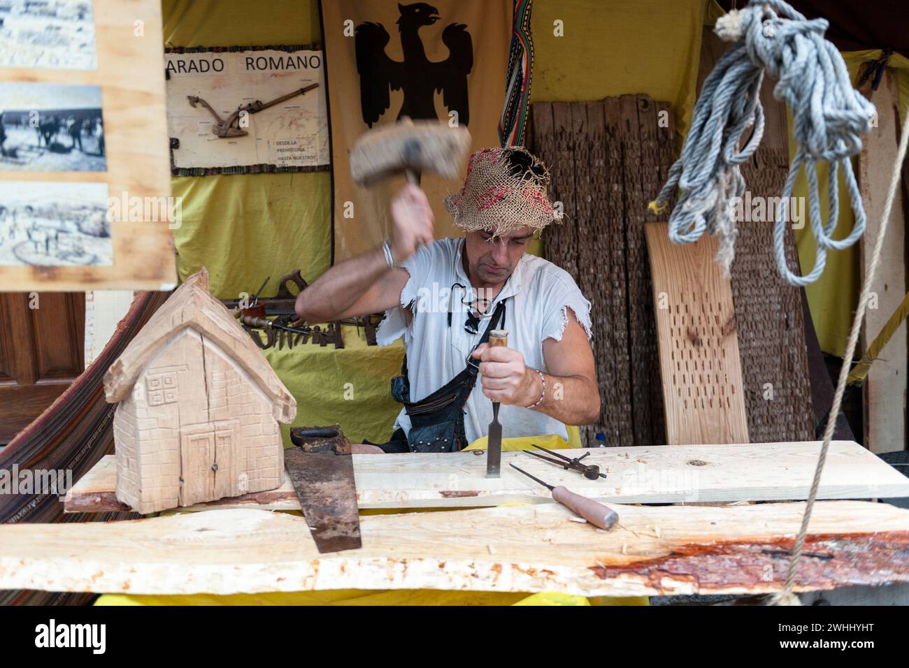 Gros plan de l'homme travaillant en osier pour faire un produit final Banque D'Images