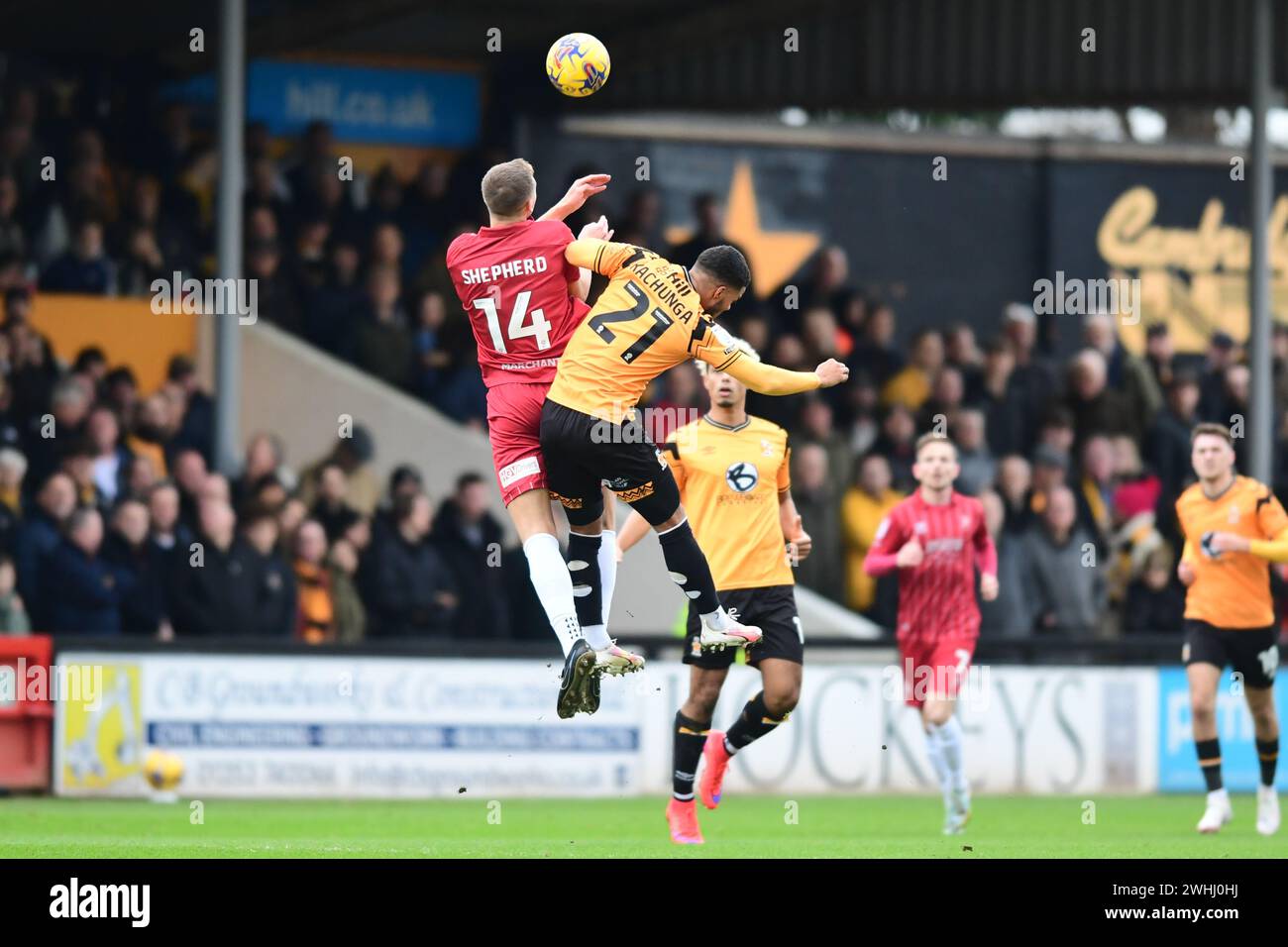 Jack Shepherd (14 Cheltenham Town) défié par Elias Kachunga (21 Cambridge United) lors du match de Sky Bet League 1 entre Cambridge United et Cheltenham Town au Cledara Abbey Stadium, Cambridge, samedi 10 février 2024. (Photo : Kevin Hodgson | mi News) crédit : MI News & Sport /Alamy Live News Banque D'Images