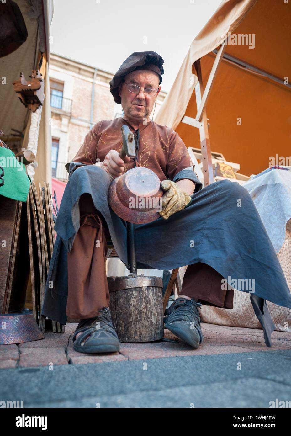 Gros plan de l'homme travaillant en osier pour faire un produit final Banque D'Images