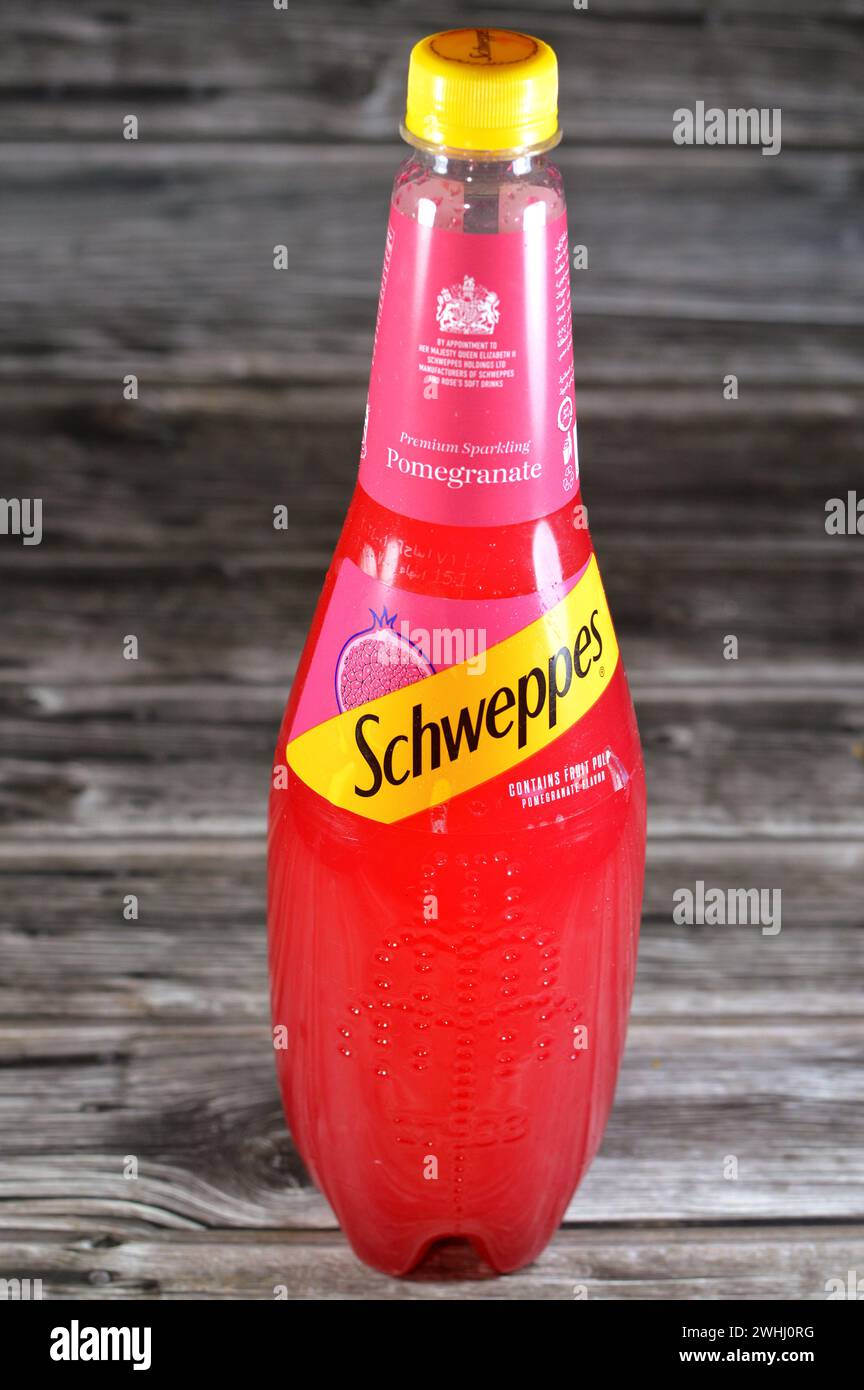 Le Caire, Égypte, 7 février 2024 : Schweppes Premium boisson gazeuse pétillante contient de la pulpe de fruit saveur de grenade, Schweppes est une marque de boisson qui origi Banque D'Images