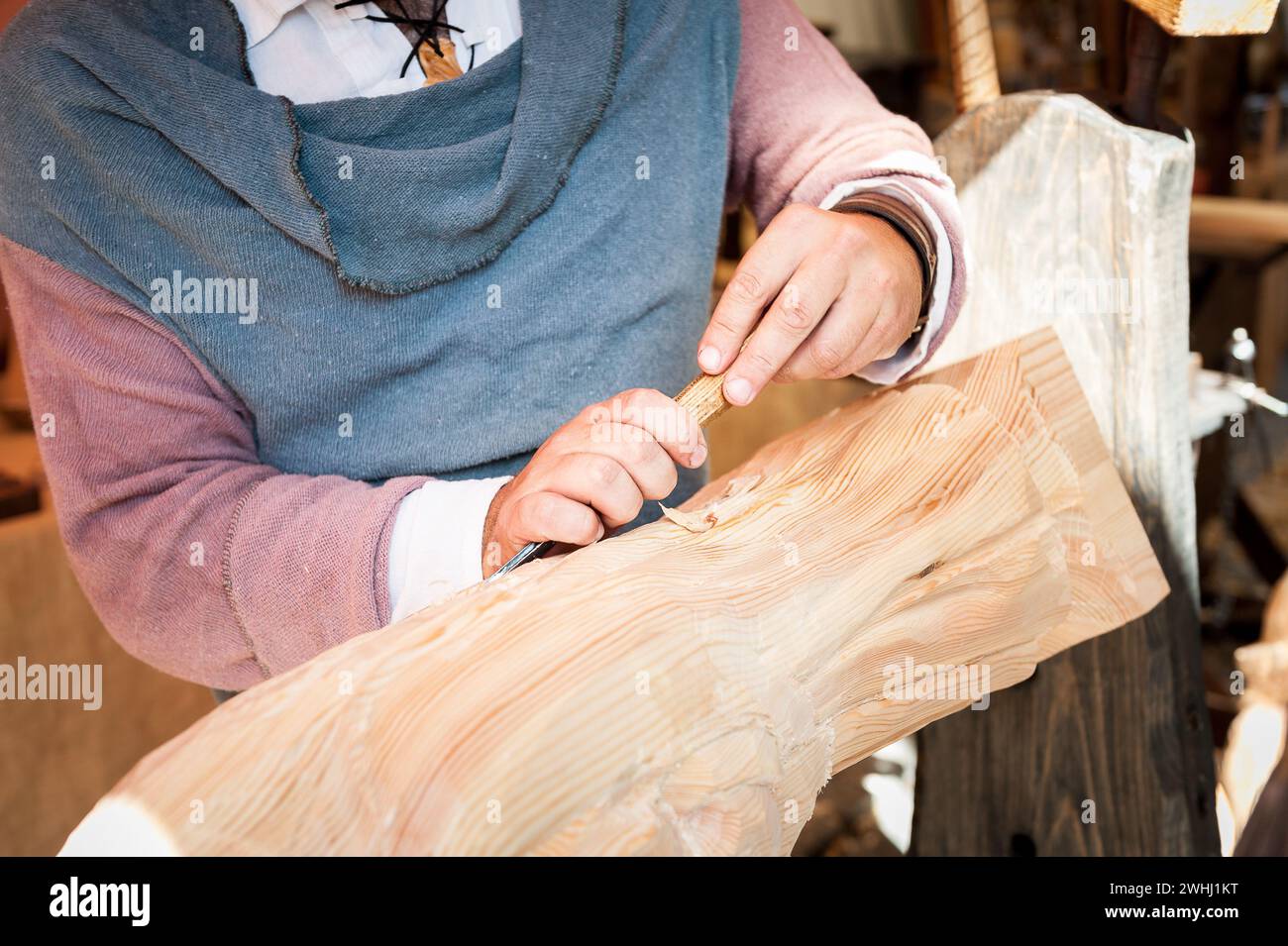 Artisan travaillant le bois avec la gouge de la main Banque D'Images