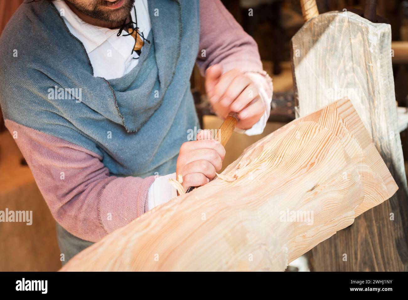 Artisan travaillant le bois avec la gouge de la main Banque D'Images