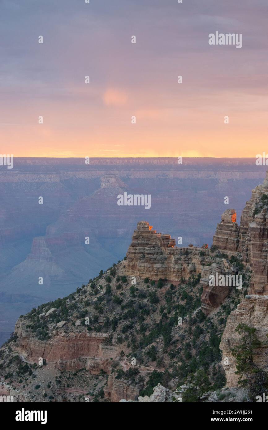 Ciel coloré à l'aube au South Kaibab Trail dans le parc national du Grand Canyon en Arizona Banque D'Images