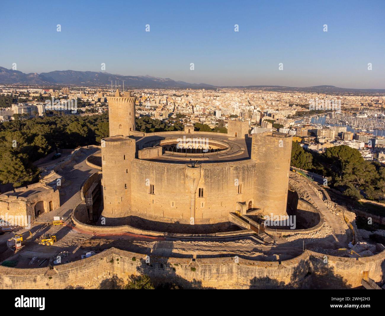 Château de Bellver et la ville de Palma en arrière-plan Banque D'Images