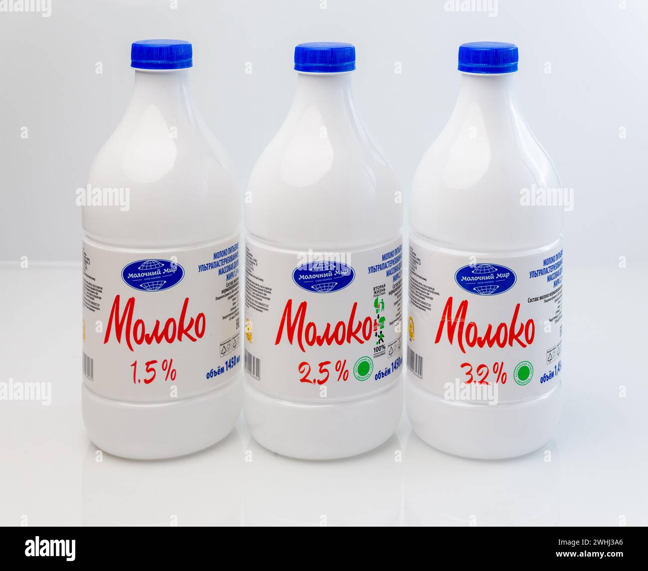 Grodno, Biélorussie - 11 novembre 2022 : un ensemble de trois bouteilles de lait en plastique d'un volume d'un litre et demi de différentes matières grasses produites par Banque D'Images