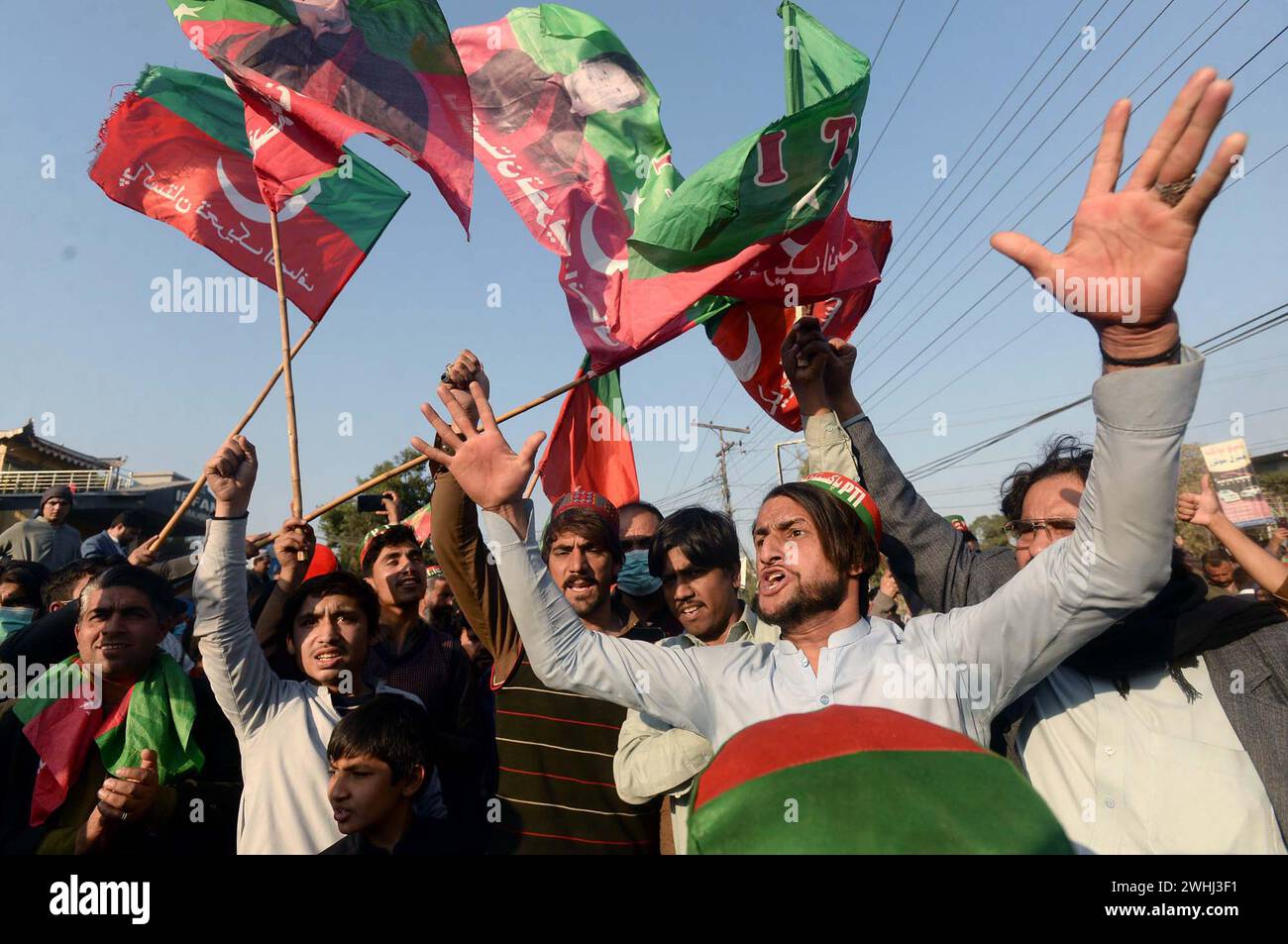 Des militants de Tehreek-e-Insaf (PTI) organisent une manifestation de protestation contre les prétendus truquements lors des élections générales de 2024, qui se tiennent sur la route de Charsadda à Peshawar le samedi 10 février 2024. Banque D'Images