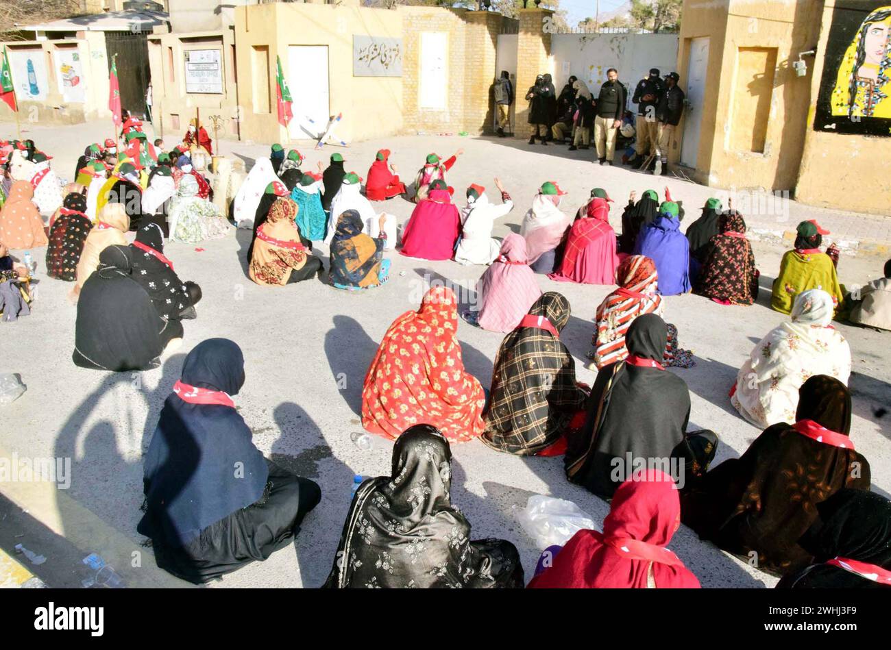 Des dirigeants et des militants du Parti national organisent une manifestation de protestation contre les prétendus truquements lors des élections générales de 2024, tenues devant le bureau de DC à Quetta le samedi 10 février 2024. Banque D'Images