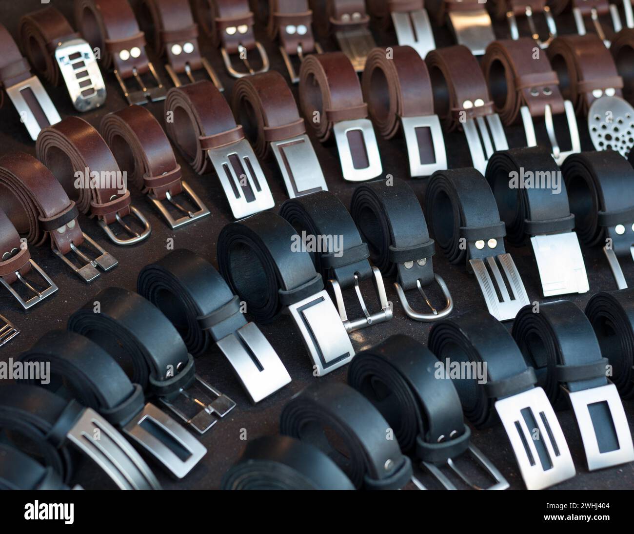 ceintures en cuir de différentes couleurs et avec boucles en métal Banque D'Images