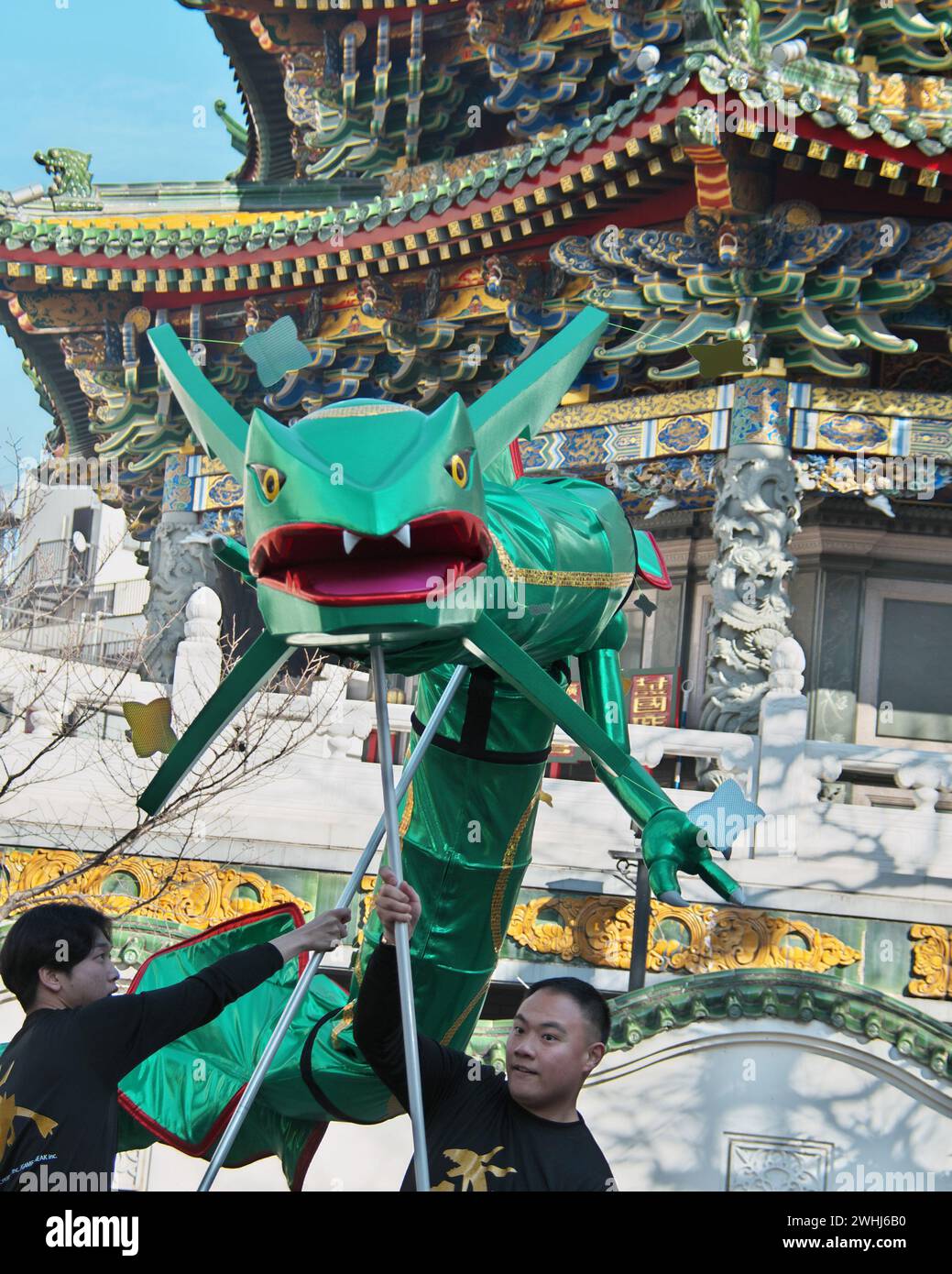 Yokohama, Japon. 10 février 2024. Lekuza of Pocket Monster Character basé sur la danse du dragon se produit le premier jour du nouvel an lunaire chinois à Chinatown à Yokohama, préfecture de Kanagawa, Japon, le samedi 10 février 2024. Photo de Keizo Mori/UPI crédit : UPI/Alamy Live News Banque D'Images