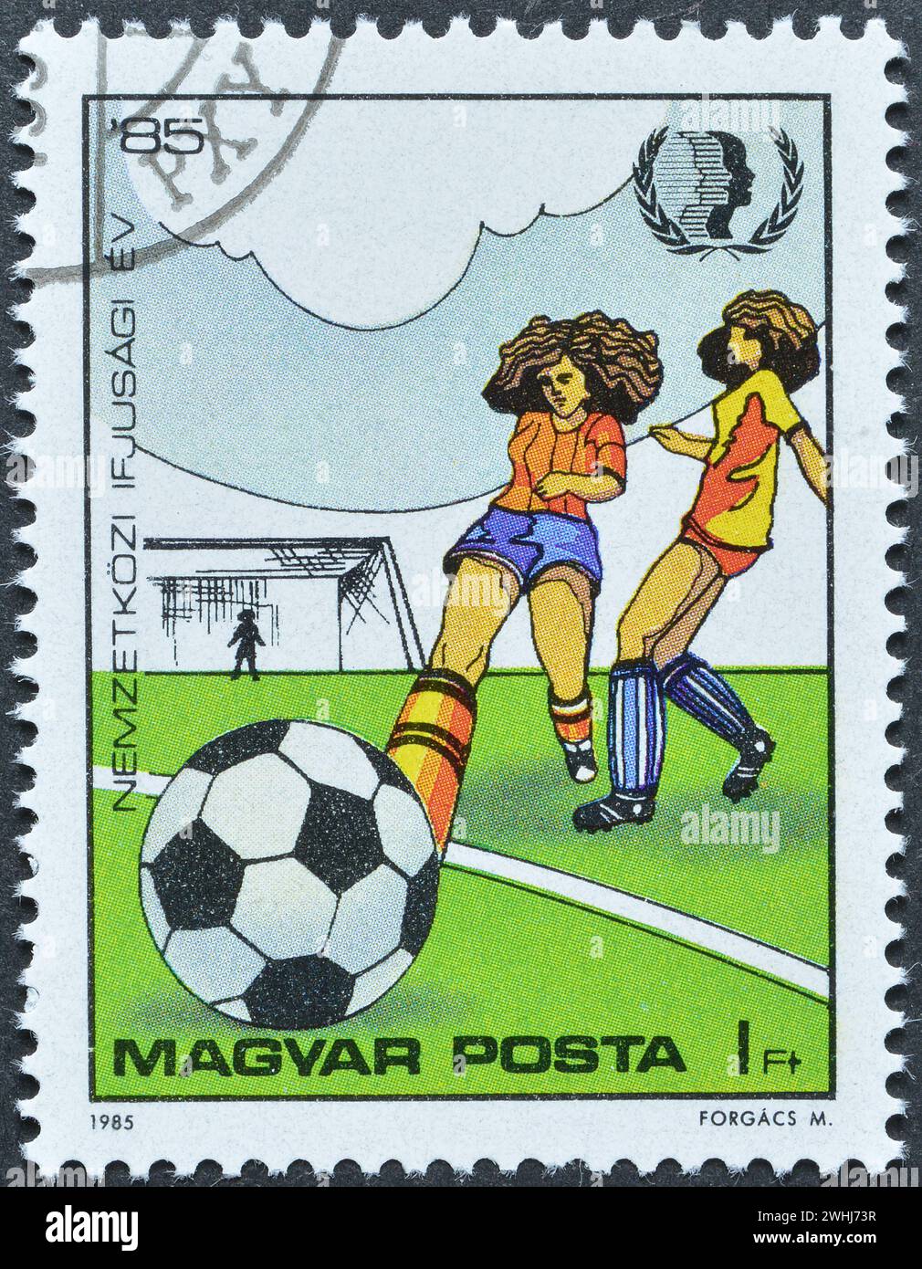 Timbre-poste oblitéré imprimé par la Hongrie, qui montre le football féminin, année internationale de la jeunesse, vers 1985. Banque D'Images