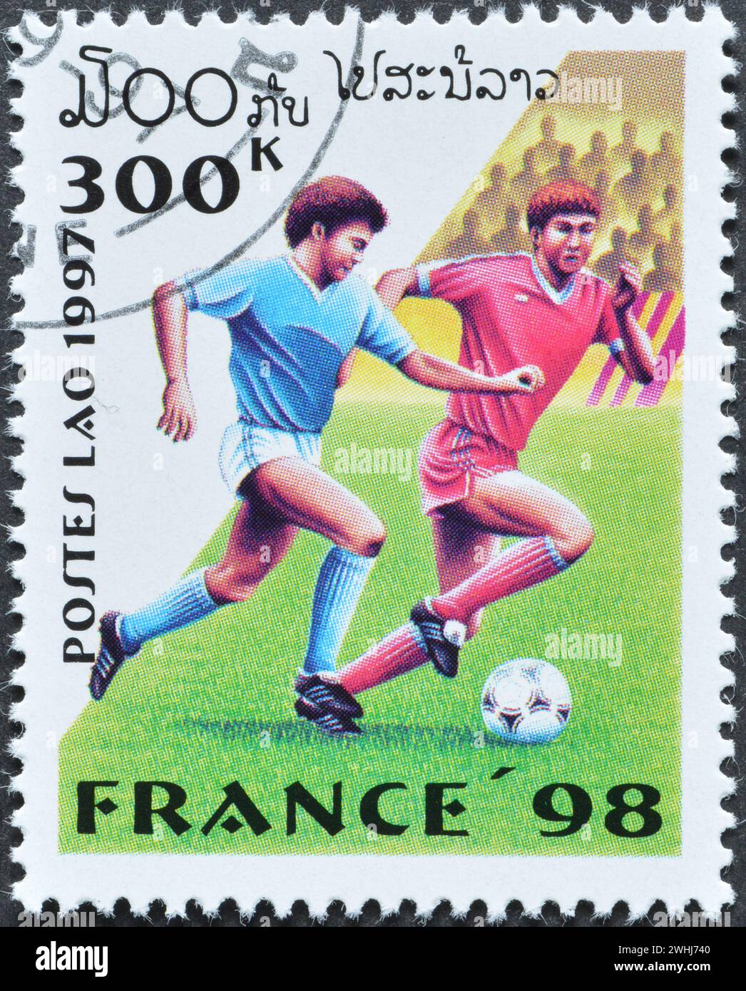 Timbre-poste oblitéré imprimé par le Laos, qui promeut le football, Coupe du monde de la FIFA, France -1998, circa 1997. Banque D'Images