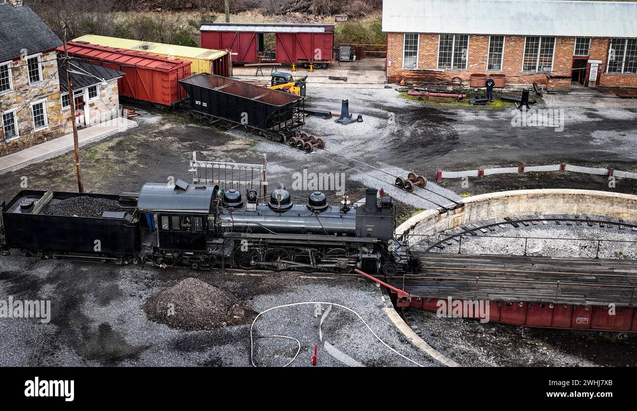 Drone vue d'une locomotive à vapeur à voie étroite descendre d'une plaque tournante et se mettre à la vapeur pour le travail de la journée Banque D'Images