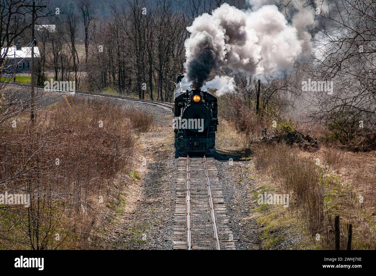 Dirigez-vous vers et au-dessus de la vue d'un train à vapeur à voie étroite restauré qui souffle de la fumée Banque D'Images