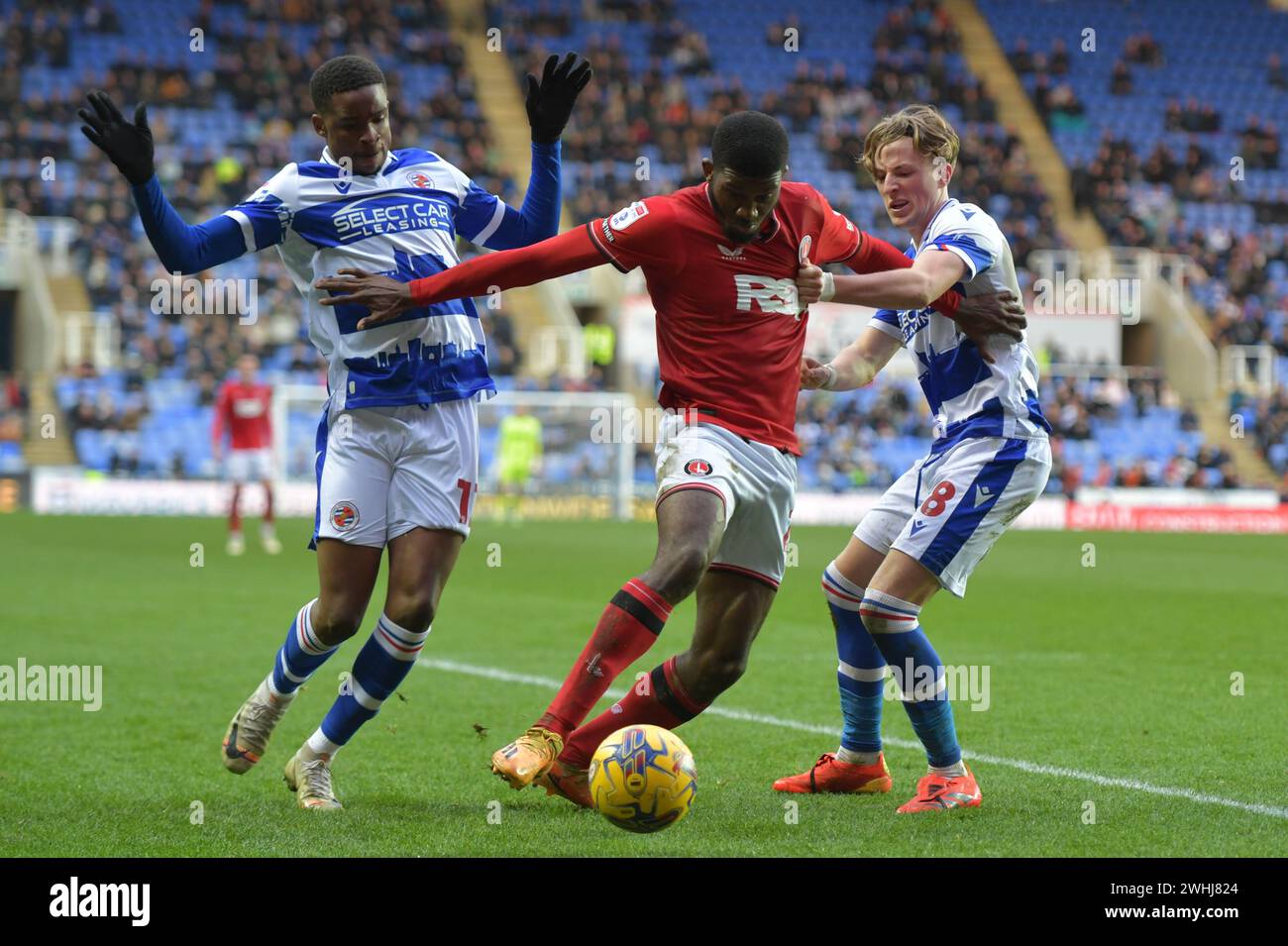 Reading, Angleterre. 10 février 2024. Daniel Kanu de Charlton Athletic est défié par Paul Mukairu et Charlie Savage de Reading FC lors du match Sky Bet EFL League One entre Reading FC et Charlton Athletic. Kyle Andrews/Alamy Live News Banque D'Images