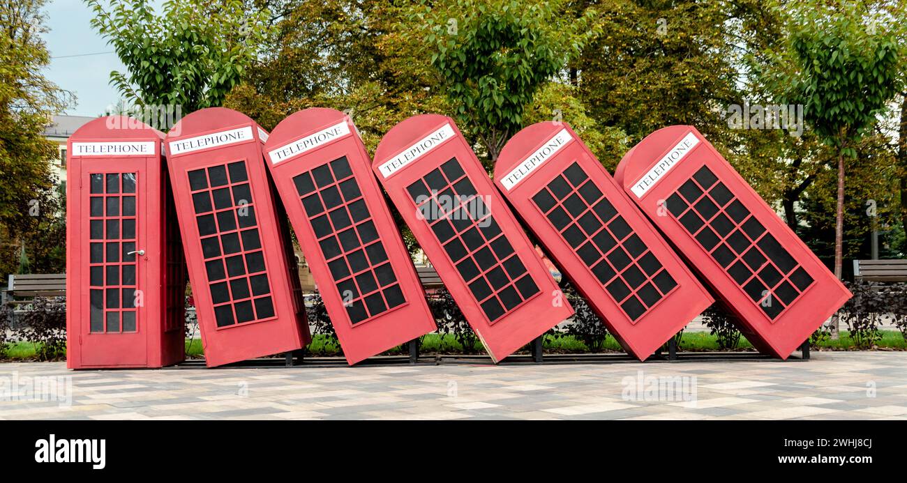 Plusieurs cabines téléphoniques anciennes tombantes étiquetées téléphone Banque D'Images