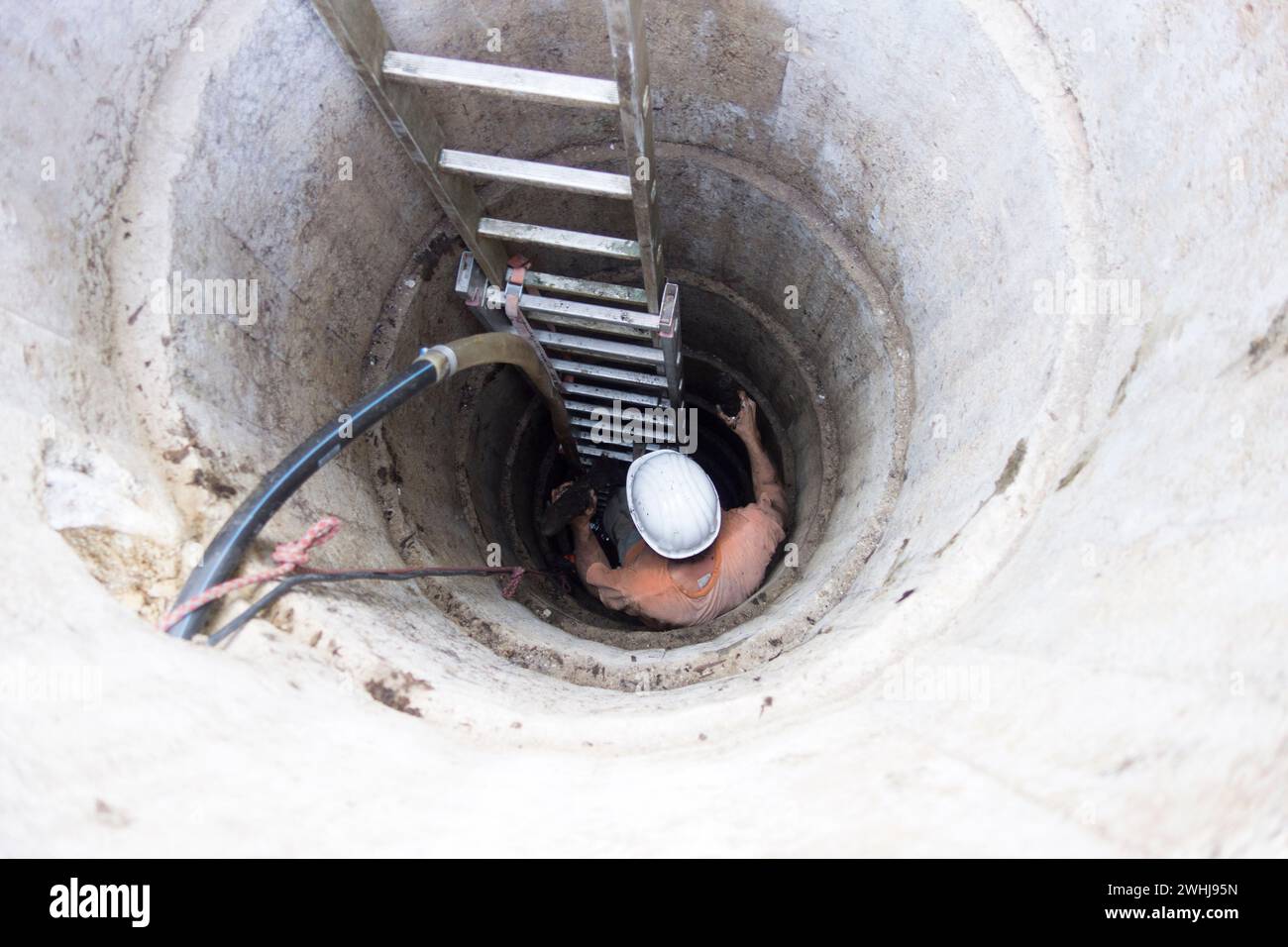 Travailleur de la construction sur un chantier de construction Banque D'Images