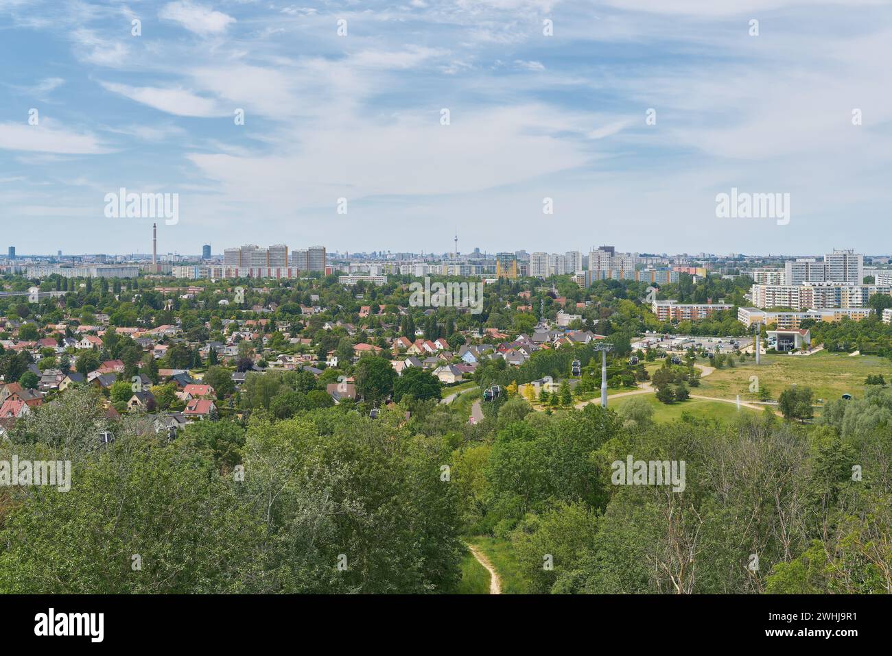 Vue panoramique sur Berlin depuis un point de vue sur le Kienberg dans le quartier Marzahn-Hellersdorf avec espace texte libre Banque D'Images