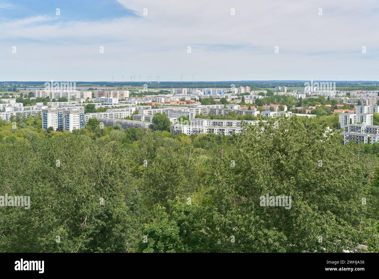 Vue depuis Kienberg sur le quartier verdoyant de Marzahn-Hellersdorf à Berlin Banque D'Images