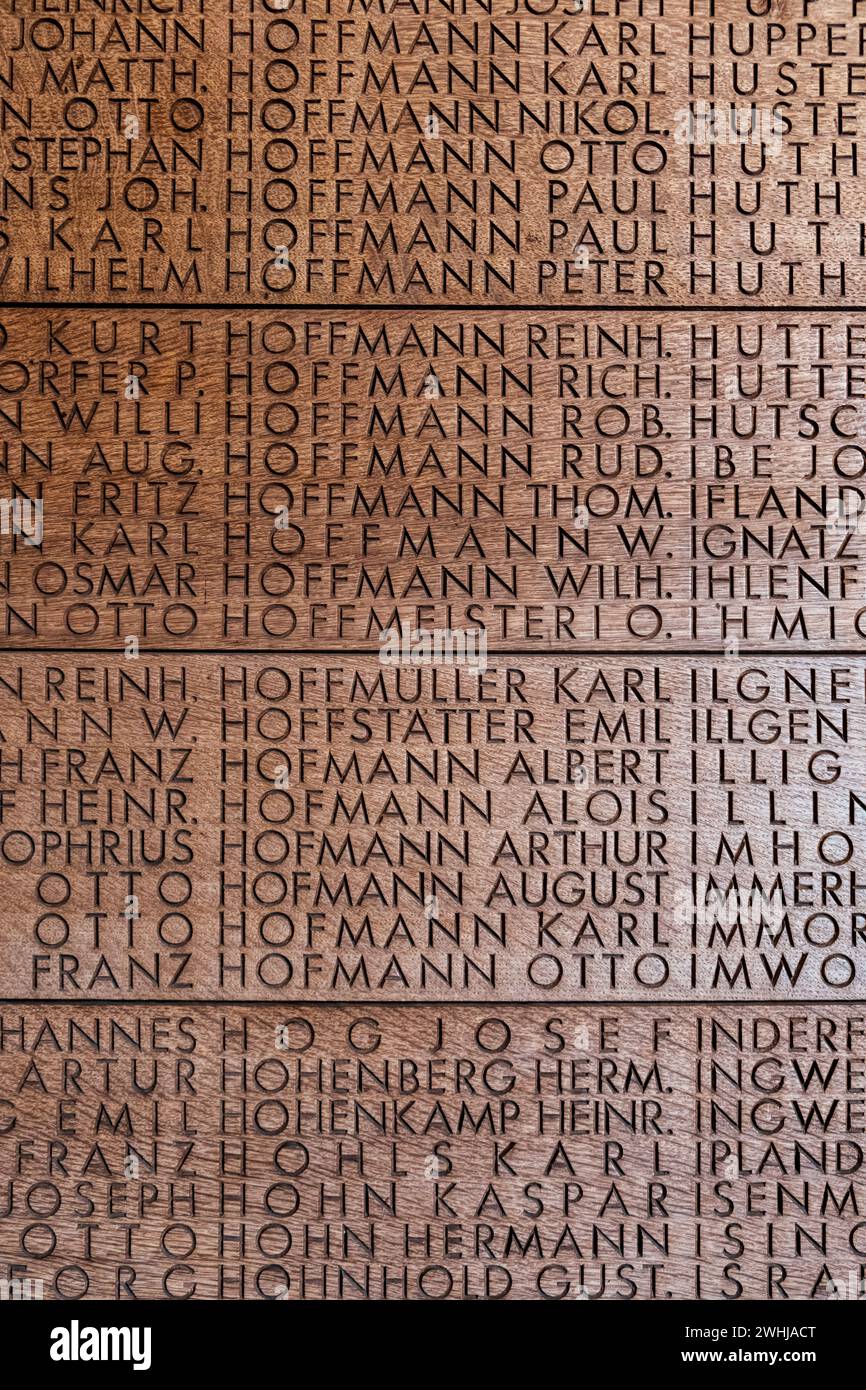 Mur gravé avec des soldats étudiants tombés au cimetière de guerre allemand de Langemark, Ypres saillant Banque D'Images