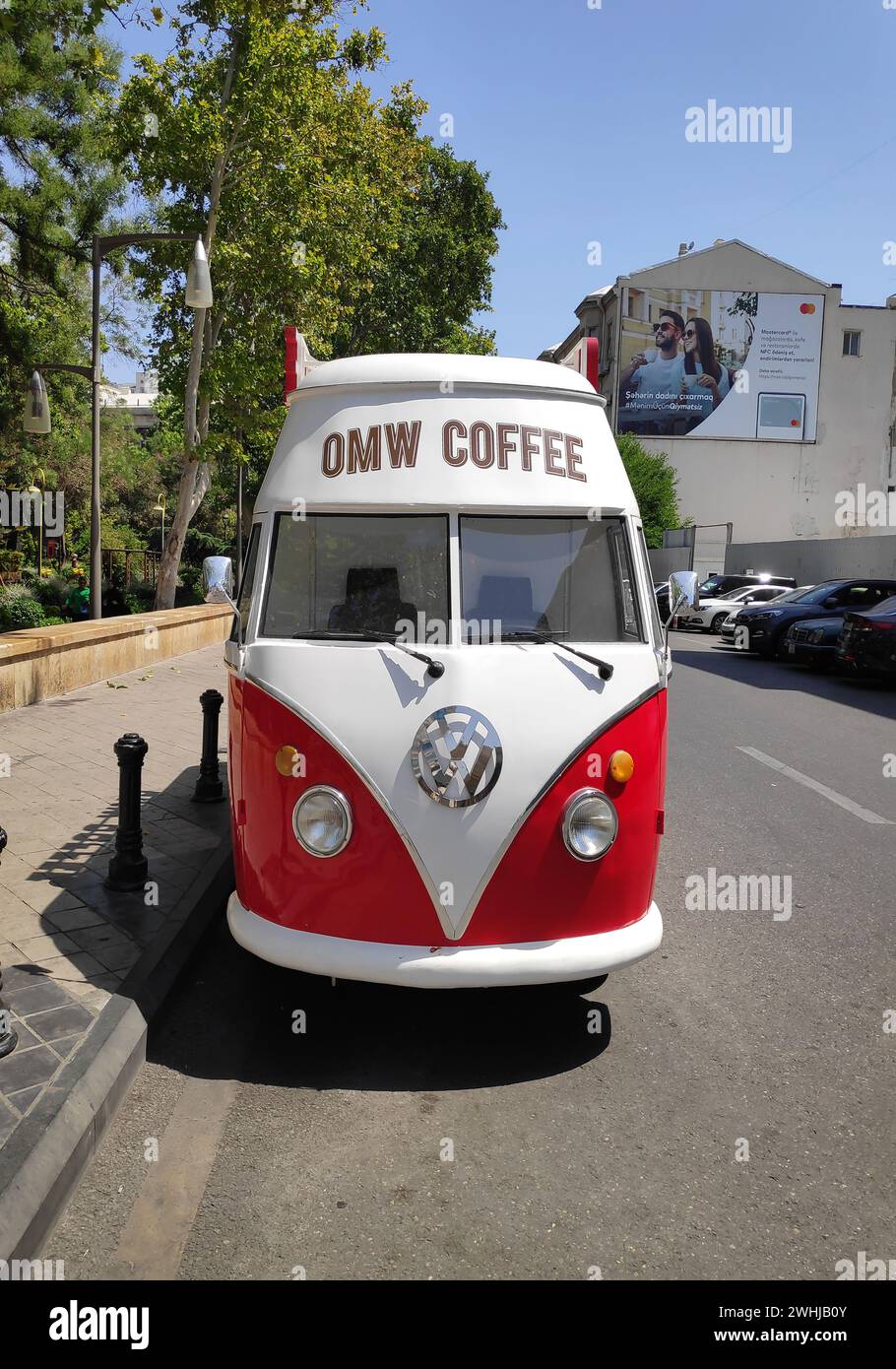 BAKOU, AZERBAÏDJAN - 11 JUILLET 2023 : café de rue d'un vieux minibus rétro. la voiture est équipée pour la vente de café et de boissons Banque D'Images