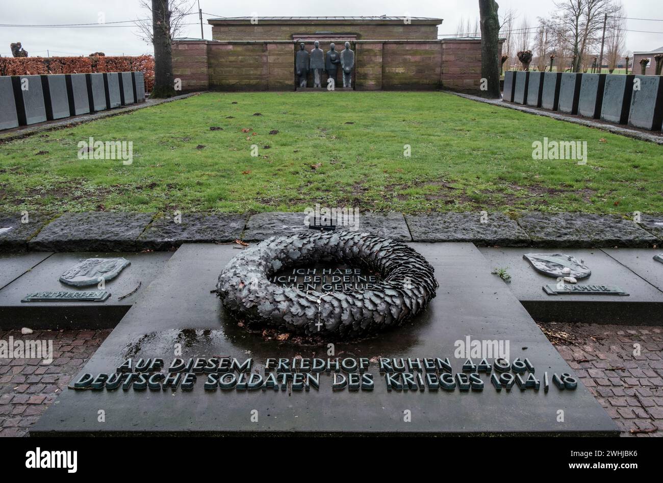 Fosse commune au cimetière de guerre allemand de Langemark avec statue de soldats en deuil, près d'Ypres Banque D'Images