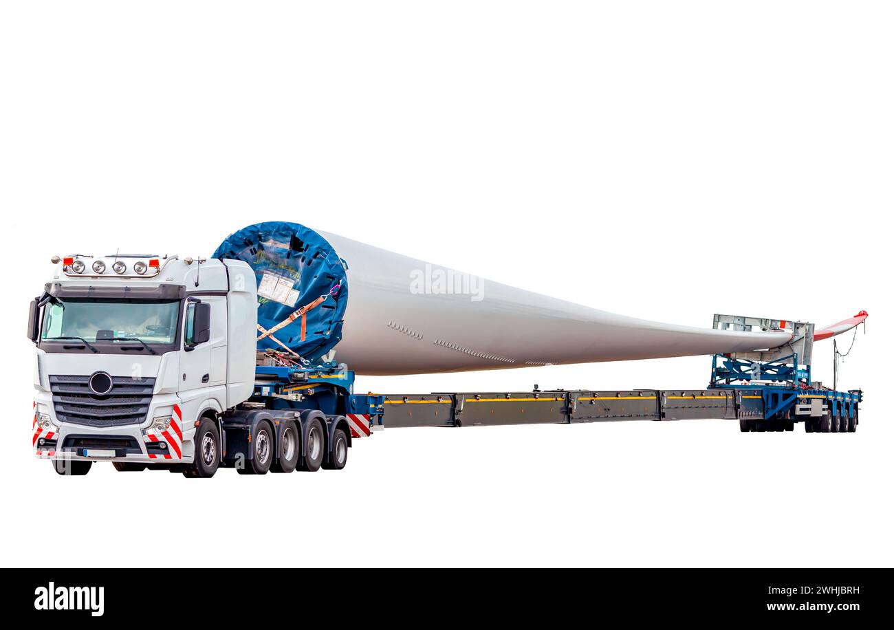 Camion isolé sur blanc. Pale pour éoliennes. Transport spécial d'une pale pour éolienne Banque D'Images