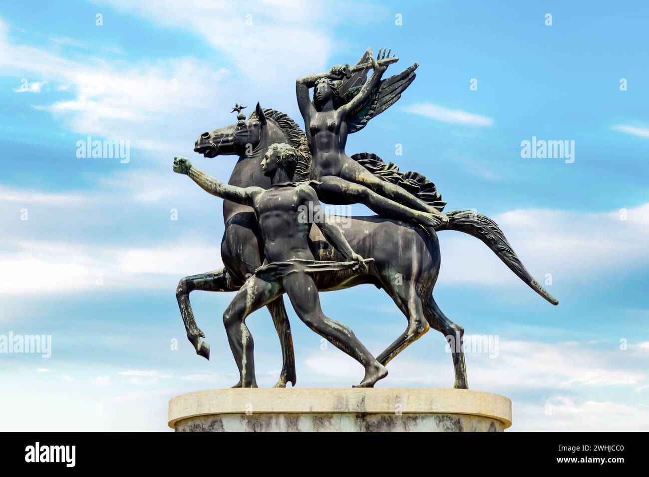 Statue de bronze du pont de la victoire sur la rivière Adige. statue d'un homme, d'une femme et d'un cheval Banque D'Images