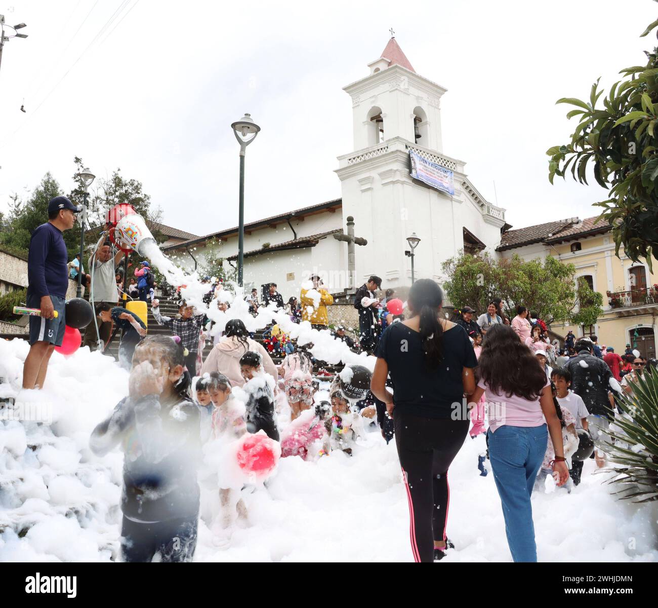 UIO-CARNAVAL-PLAZA-SAN-Blas Quito, sabado 10 de febrero del 2024 Con Bandas de Paz, bailes tradicionales, canon de espuma, ninos, jovenes y adultos, Festejan el feriado de carnaval, en la Plaza de San Blas, Centro Historico. Fotos:Rolando Enriquez/API Quito Pichincha Ecuador ACE-UIO-CARNAVAL-PLAZA-SAN-Blas-6a303fa0059fb6e7df0998cc33317083 *** UIO CARNAVAL PLAZA SAN Blas Quito, samedi 10 février 2024 avec des bandes de paix, danses traditionnelles, canons à mousse, enfants, jeunes et adultes, célébrez les vacances de carnaval, dans la Plaza de San Blas, Centro Historico photos Rolando Enriquez API Quito Pi Banque D'Images