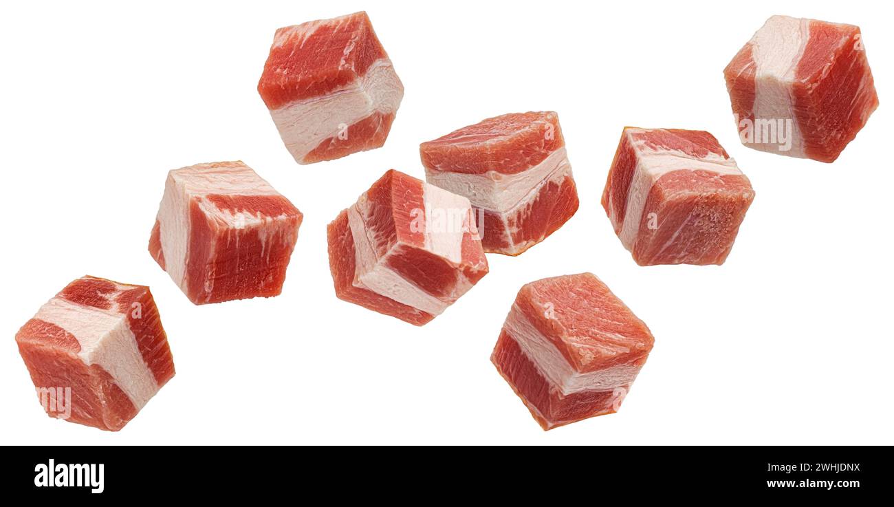 Chutes de cubes de bacon, dés de jambon fumé isolé sur fond blanc Banque D'Images