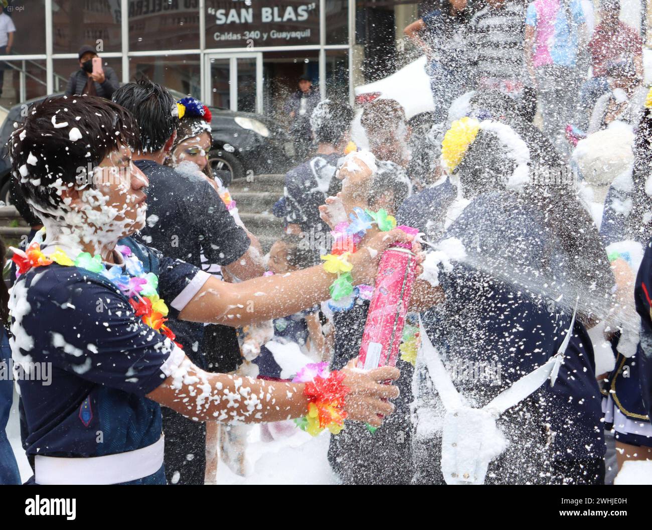 UIO-CARNAVAL-PLAZA-SAN-Blas Quito, sabado 10 de febrero del 2024 Con Bandas de Paz, bailes tradicionales, canon de espuma, ninos, jovenes y adultos, Festejan el feriado de carnaval, en la Plaza de San Blas, Centro Historico. Fotos:Rolando Enriquez/API Quito Pichincha Ecuador ACE-UIO-CARNAVAL-PLAZA-SAN-Blas-3392cd8285a3f9d7363ffeb5940ffc16 *** UIO CARNAVAL PLAZA SAN Blas Quito, samedi 10 février 2024 avec des bandes de paix, danses traditionnelles, canon à mousse, enfants, jeunes et adultes, célébrez les vacances de carnaval dans la Plaza de San Blas, Centro Historico photos Rolando Enriquez API Quito pic Banque D'Images