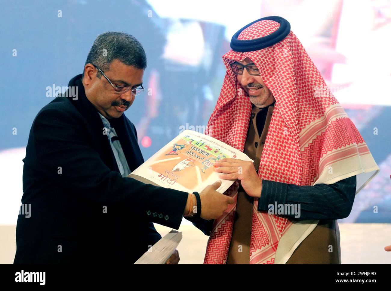 L'ambassadeur d'Arabie saoudite en Inde, Saleh bin Eid Al-Hussaini (à droite) avec le ministre indien de l'éducation et ministre du développement des compétences et de l'entrepreneuriat, Dharmendra Pradhan (à gauche) en train de tenir des livres lors de la cérémonie d'inauguration de la Foire mondiale du livre 2024, sur le thème "L'INDE MULTILINGUE" Une tradition vivante, à Bharat Mandapam, Pragati Maidan. Le Royaume d'Arabie saoudite est le pays invité de la foire In Book 2024. La foire se poursuivra jusqu'au 18 février et accueillera plus de 200 stands de livres en plusieurs langues. (Photo Naveen Sharma/SOPA images/SIPA USA) Banque D'Images