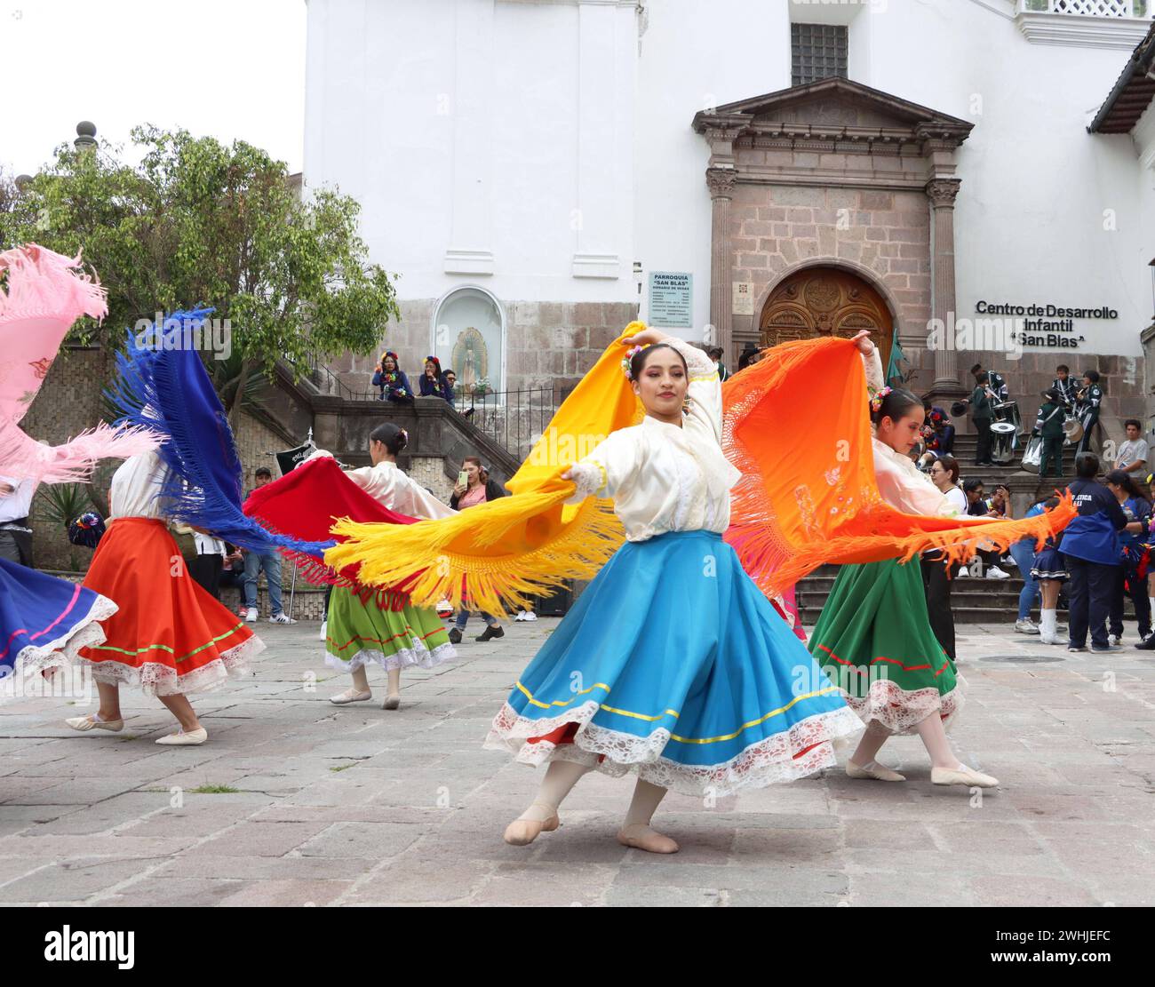 UIO-CARNAVAL-PLAZA-SAN-Blas Quito, sabado 10 de febrero del 2024 Con Bandas de Paz y bailes tradicionales, canon de espuma, ninos, jovenes y adultos, festejan el feriado de carnaval, en la Plaza de San Blas, Centro Historico. Fotos:Rolando Enriquez/API Quito Pichincha Ecuador ACE-UIO-CARNAVAL-PLAZA-SAN-Blas-bbe02fda69c8d29fd54f99623a796941 *** UIO CARNAVAL PLAZA SAN Blas Quito, samedi 10 février 2024 avec des groupes de paix et des danses traditionnelles, canon à mousse, enfants, jeunes et adultes, célébrer les vacances de CARNAVAL, dans la Plaza de San Blas, Centro Historico photos Rolando Enriito API Quito Banque D'Images