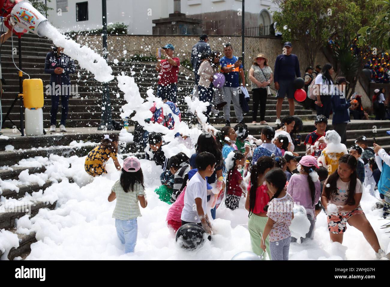 UIO-CARNAVAL-PLAZA-SAN-Blas Quito, sabado 10 de febrero del 2024 Con Bandas de Paz, bailes tradicionales, canon de espuma, ninos, jovenes y adultos, Festejan el feriado de carnaval, en la Plaza de San Blas, Centro Historico. Fotos:Rolando Enriquez/API Quito Pichincha Ecuador ACE-UIO-CARNAVAL-PLAZA-SAN-Blas-ebbb33bcca78dbd964d93840362b7f369 *** UIO CARNAVAL PLAZA SAN Blas Quito, samedi 10 février 2024 avec des bandes de paix, danses traditionnelles, canon à mousse, enfants, jeunes et adultes, célébrez les vacances de carnaval, dans la Plaza de San Blas, Centro Historico photos Rolando Enriquez API Quito Pi Banque D'Images