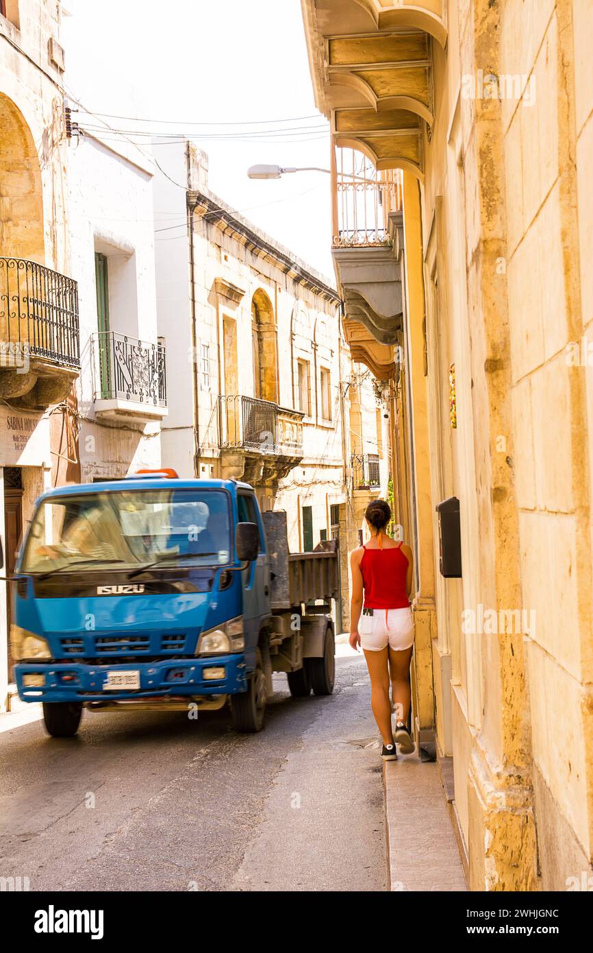 Rabat, Malte - 19 juin 2023 : route adaptée aux voitures et avec très petit trottoir, typique de Malte Banque D'Images